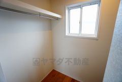 同仕様写真。収納力豊富なウォークインクローゼット付き。洋服や小物などを1箇所にまとめて美しい収納を実現します。