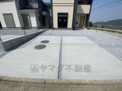 こちらの家には停めやすい並列駐車が2台分ついてます。車好きのご主人の洗車もゆったり。