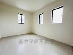 2面採光を確保した明るい室内は、風通しも良く、大変居心地の良い空間となっております。爽やかな風を感じて起きる朝は、快適生活の始まりに。