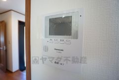 防犯性もばっちり、TVモニター付きインターフォン完備。大きなモニターで玄関先を確認できます。録画機能が付いているので不在時の訪問者も確認できて安心です^^