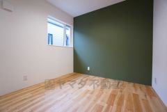 デザインクロスが2階洋室の雰囲気を上品に仕上げています。いつもと違う雰囲気のお部屋をお楽しみください。