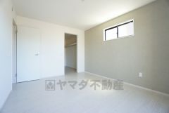 住む人のこだわりを活かす洋室＾＾日当たりがよく、寝室としての利用もおすすめ。広めのクローゼットもあり荷物もすっきり片付けれ、ゆとりのある暮らしが出来ます＾＾
