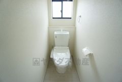 ウォシュレット付トイレです。節水機能もあるので、安心して使えますね。もちろん、1階2階の2ヶ所にトイレがあるので、忙しい朝にもゆとりができますね。