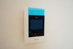 同形状・同仕様。ドアを開けずに来訪者を確認できるモニター付インターフォン。防犯はもちろん、セールスマン対策にもなりますね＾＾