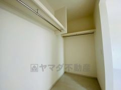 ハンガーパイプ付で散らかりがちな洋服類もきれいに整理できます。使用頻度が少ないものは枕棚の上に、足元には3段ボックスを置いて、フル活用できるクローゼットです＾＾