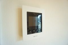 防犯性、セキュリティ対策に安心できるテレビモニター付きインターフォンです。セールスマン対策にもなり安心できます。