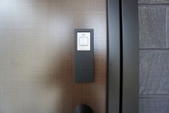かざすだけで開閉できる、タッチキー採用の玄関。お買い物帰りで、両手がふさがってきても簡単に中に入れます＾＾