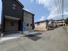 前面道路は公道北西側約4ｍ、北東側約5.6ｍ。角地で陽当たり・風通し良好＾＾