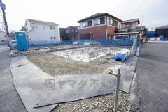 駐車スペースはゆとりある2台分を確保。マイカー用に、お客さま用に、余裕を持ってご利用いただけます。 須恵ICまで車で約5分（1.4ｋｍ）