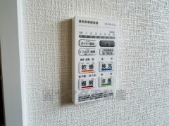 浴室暖房乾燥機には、暖房、乾燥、涼風、換気の4つの機能が付いています。タイマー付きです。