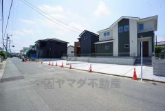 前面道路東側4ｍ、北側6.27ｍ。 北側は車の離合もスムーズにできます＾＾ 一戸建ての多いエリア。落ち着いた雰囲気で快適な生活を送れます。