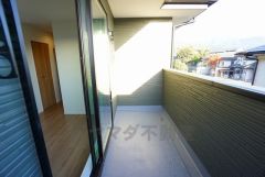 お洗濯物を干すスペースとしても十分な広さがあります。  お天気の良い日はお洗濯物がよく乾きそうな日当たり良好のバルコニーです＾＾