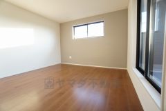 寛ぎの時間を紡ぎだす主寝室は、大型ベッドを置いても余裕の広さを確保しています。