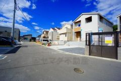 前面道路は6ｍと駐車がスムーズにできます＾＾ 居住者のみの通行で交通量が少なく小さなお子様がいるご家庭も安心です＾＾