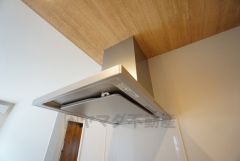 調理により発生する油煙や臭いを吸い込み、屋外へ排気してくれます。