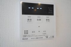 給湯器リモコンはキッチン横からボタンひとつで操作が楽々。通話ボタン付きでお子様とも会話ができて安心です。