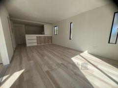 大きな窓のあるリビングは、陽光あふれる明るい空間です。居心地良く、ご家族皆がゆったり寛げる憩いの空間となりそうです。