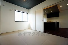同仕様写真。リビングからの続き間として和室をご用意しました。普段はリビングとつなげて開放的なスペースとして。来客時には客間としてお使いいただけます。