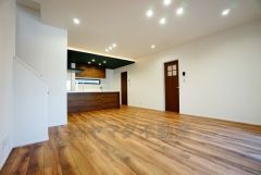 同仕様写真。断熱性能の窓ガラスを採用。省エネ、光熱費カットにも貢献します。 夏は涼しく、冬は暖かく快適に過ごせます。