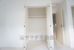 収納量たっぷりのクローゼット付です。ハンガーパイプ付で散らかりがちな洋服類もきれいに整理できます。使用頻度が少ないものは枕棚の上に、足元には3段ボックスを置いて、フル活用できるクローゼットです＾＾