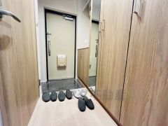 たっぷり収納できるシューズボックスです。家族全員の靴がきれいに整頓できます。棚の上にお花や写真を飾っても良いですね。