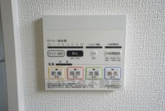 同仕様写真。浴室暖房乾燥機には、暖房、乾燥、涼風、換気の4つの機能が付いています。タイマー付きです。