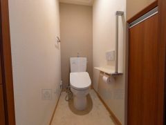 節水・静音設計でエネルギーを効率よく使用し省エネ。汚れをガードする構造でサッと一拭き、お手入れが簡単。手洗いと収納付き。