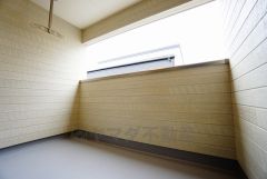同仕様写真。インナーバルコニーは洗濯物を守りやすく、眩しすぎる日差しも和らげます。 南側に面した大型のバルコニーは日当たり良好です。お洗濯物も気持ちよく干せそうです。