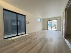 夏は強い日差しをカット、冬は暖かな遮熱高断熱型Low-Eガラスを採用。夏の強い日差しを約60%カットし、冷房効果を高めます。紫外線もカットするため紫外線による日焼けも抑制。