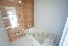 1日の疲れを癒すくつろぎのバスルーム。足を伸ばしてもゆったりと入れるサイズです。お子様と一緒にお風呂に入っても狭くないですね^^