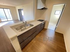 対面式カウンターキッチンでお子様の様子が見守れます。カウンタートップは耐熱性に優れており、日ごろのお掃除もふき取るだけでＯＫ。ステンレスシンクも簡単にお掃除できますよ。