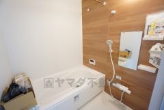  1日の疲れを癒すくつろぎのバスルーム。足を伸ばしてもゆったりと入れるサイズです。お子様と一緒にお風呂に入っても狭くないですね^^