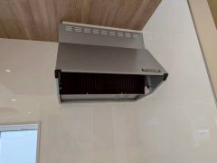 調理により発生する油煙や臭いを吸い込み、屋外へ排気してくれます。