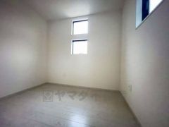 木目調のシンプルデザインで落ち着きと安らぎの空間に仕上げています。各部屋に収納が完備されているので、お荷物が多くなっても安心の設計です。