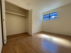 6帖。住む人のこだわりを活かす洋室＾＾広めのクローゼットもあり荷物もすっきり片付けられ、ゆとりのある暮らしが出来ます＾＾
