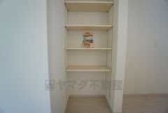 キッチン横パントリー収納。食器やキッチン用品、食料品の保存に便利です＾＾