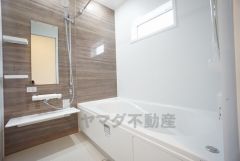 1日の疲れを癒すくつろぎのバスルーム。足を伸ばしてもゆったりと入れるサイズです。お子様と一緒にお風呂に入っても狭くないですね^^