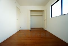 同仕様写真。明るい洋室です。ナチュラル色のフローリングで開放的な優しい雰囲気になっています＾＾ベッドや机、ＴＶを置いてもゆとりのある広さです。