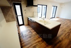 同仕様写真。対面式カウンターキッチンでお子様の様子が見守れます。カウンタートップは耐熱性に優れており、日ごろのお掃除もふき取るだけでＯＫ。ステンレスシンクも簡単にお掃除できますよ。