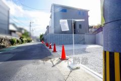 前面道路含む現地外観写真。 カースペースはゆとりのある停めやすい並列駐車3台駐車できます＾＾ お気軽にお問い合わせください＾＾