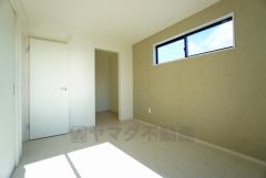 住む人のこだわりを活かす洋室＾＾日当たりがよく、寝室としての利用もおすすめ。広めのクローゼットもあり荷物もすっきり片付けれ、ゆとりのある暮らしが出来ます＾＾