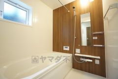 1日の疲れを癒すくつろぎのバスルーム。足を伸ばしてもゆったりと入れるサイズです。お子様と一緒にお風呂に入っても狭くないですね^^