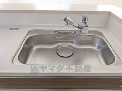 広々とした凸型シンクに洗剤ポケットを標準装備。大きなお鍋など洗いやすいです。洗剤や石鹸、スポンジもすっきりできる収納付き。