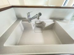 広々とした凸型シンクに洗剤ポケットを標準装備。大きなお鍋など洗いやすいです。洗剤や石鹸、スポンジもすっきりできる収納付き。