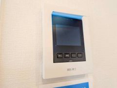 防犯性もばっちり、TVモニター付きインターフォン完備。大きなモニターで玄関先を確認できます。録画機能が付いているので不在時の訪問者も確認できて安心です^^