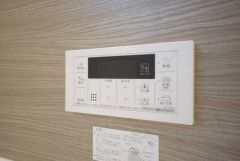 浴室内の給湯器リモコン。一日の疲れを癒す快適なバスタイムを＾＾