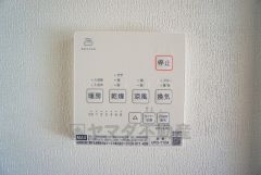 浴室暖房乾燥機には、暖房、乾燥、涼風、換気の4つの機能が付いています。タイマー付きです。