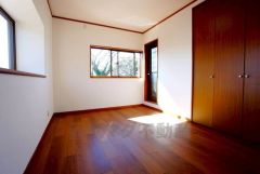 住む人のこだわりを活かす洋室＾＾日当たりがよく、寝室としての利用もおすすめ。広めのクローゼットもあり荷物もすっきり片付けれ、ゆとりのある暮らしが出来ます＾＾