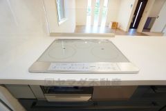 お手入れのしやすいIHクッキングヒーターです。 3口コンロなので、効率よくお料理が楽しめます。毎日のお料理も楽しくなりますね＾＾