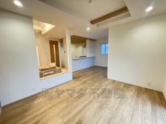 家族団らんのリビング。大きなテーブルやソファーを置いて、家族が集まる居心地の良い空間に。 ご家族の憩いの場。一緒にテレビを観たり食事をしたり、同じ時間を共有できる温かい空間となります。 